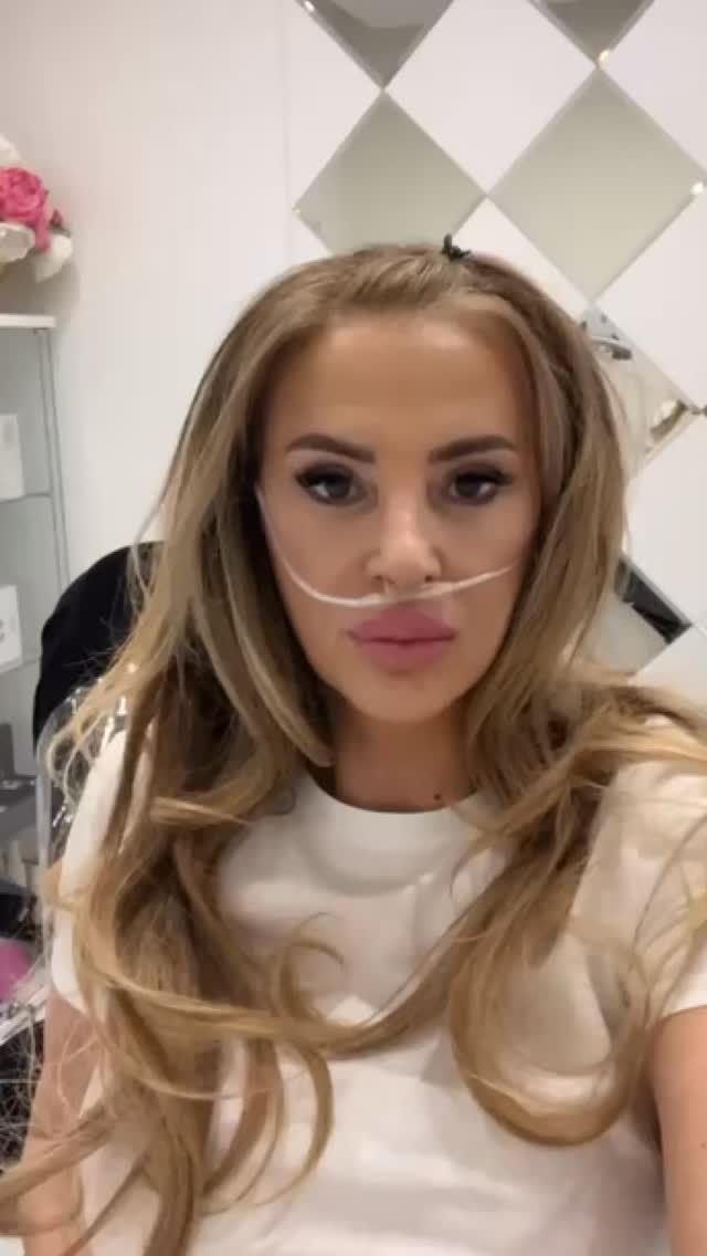 ✨ Jünger aussehen dank reinem Sauerstoff! ✨
Studien aus Israel haben gezeigt:
🌬️ Reiner Sauerstoff verlangsamt den Alterungsprozess der Haut
🧬 Er verlängert die Telomere – ein Marker für Jugendlichkeit auf Zellebene
💧 Baut alte, geschädigte Zellen ab & fördert neue, gesunde Hautzellen
💓 Verbessert die Durchblutung – für straffere, vitalere Haut
🌿 Das Ergebnis: sichtbar verjüngte Haut & ein verlangsamter Alterungsprozess – wissenschaftlich bestätigt!
⸻
💡 Was du spürst & siehst:
✔️ Straffere, glattere Haut
✔️ Frischeres & jugendlicheres Aussehen
✔️ Weniger Falten, bessere Elastizität
✔️ Mehr Energie & Vitalgefühl
✔️ Strahlender Teint durch bessere Durchblutung
⸻
👉 Buche jetzt deine Sauerstoff-Behandlung und starte dein persönliches Anti-Aging-Geheimnis 💎
#sauerstoffbehandlung #oxygen #hautstraffung #hamburg #jünger #fitter #vital #h2o