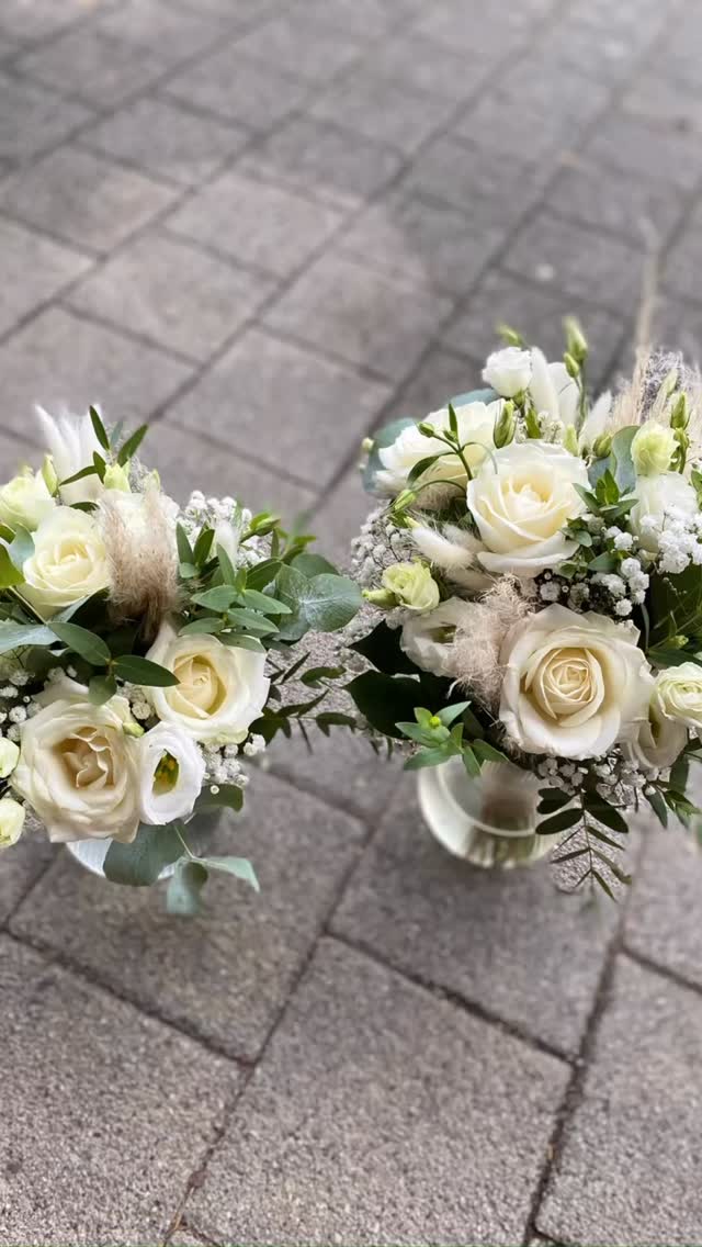 Un mariage tout en élégance naturelle ✨
Pour ce joli jour, nous avons imaginé une ambiance douce et raffinée.
🤍 Des fleurs blanches, de l’eucalyptus, du gypsophile et des pampas ont accompagné chaque instant :
🤎 Bouquet de mariée délicat & bouquet à jeter
🤍 Boutonnières assorties
🤎 Arche fleurie pour la cérémonie
🤍 Compositions florales à l’entrée & sur les tables
🤎 Décoration florale du plan de table
🤍 Des charrettes en bois garnie de verdure et de fleurs
🤎 Des décorations florales qui ont sublimé chaque détail
Un univers poétique, délicat et intemporel, où chaque composition florale sublime l’instant. 🤍
Vous rêvez d’un mariage élégant et naturel ? Parlons de vos envies florales ! 🌿
#MariageChic #DecorationFlorale #FleuristeMariage #ChampetreChic #Pampa #Gypsophile #FleursBlanches