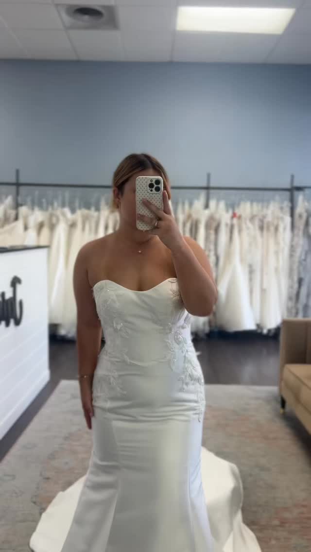 One dress, two moments ✨
This stunning @martinalianabridal gown gives you the best of both worlds, a sleek fitted silhouette for the ceremony, and a detachable train for that unforgettable grand entrance
The perfect mix of timeless + versatile for your big day 💍#twolooks #ml1942 #overskirt
Link in bio to book your bridal appointment!