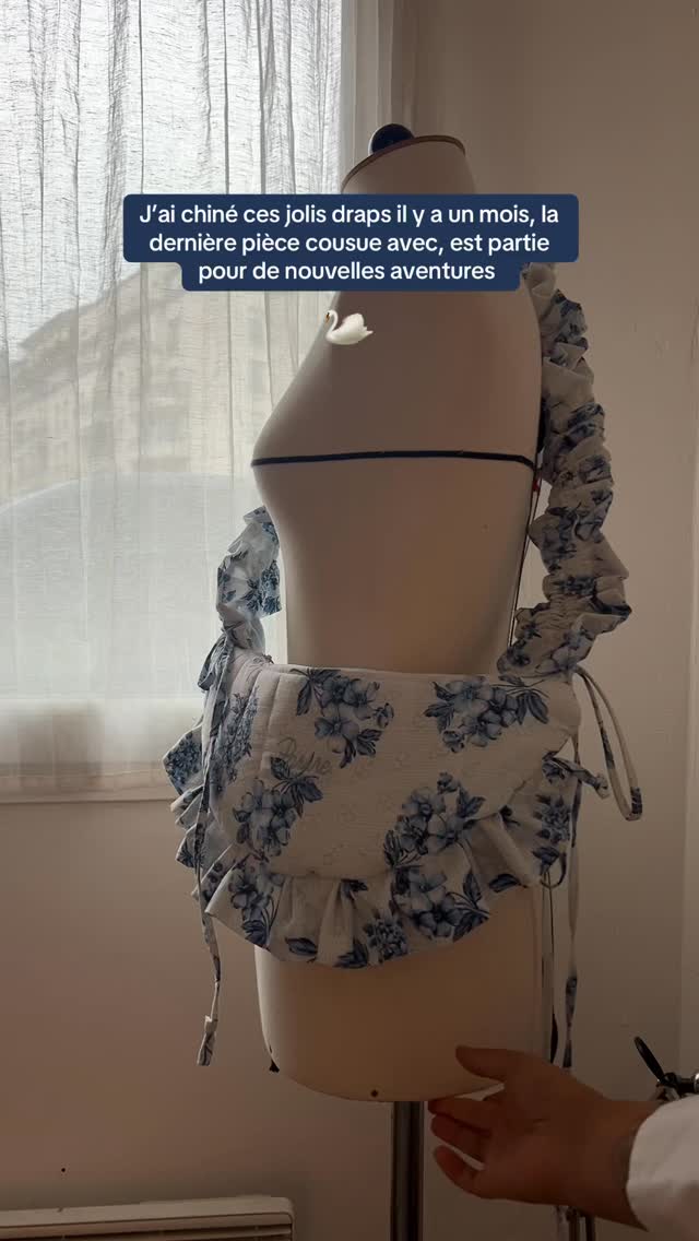 Le mini banane s’est paré de l’un des plus beaux tissus que j’ai pu trouvé. Accompagnée de sa petite pochette, il part pour de nouvelles aventures.
Merci de donner une seconde vie à ces trésors oubliés ✨
#tissusprecieux #sacfroufrou #faitmain