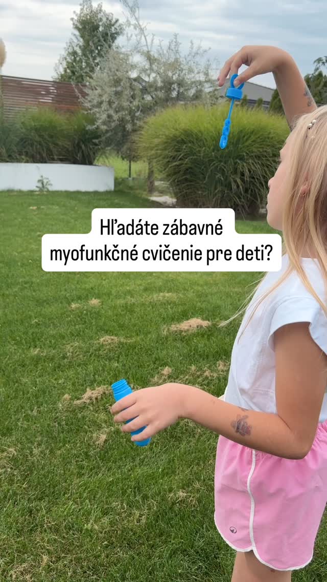 Vedeli ste, že fúkanie bublifuku nie je len zábava? 😄 Je to skvelé myofunkčné cvičenie pre deti!
Keď dieťa fúka bubliny, posilňuje svaly pier, líc a jazyka, učí sa správne dýchať a trénuje koordináciu. 💨
Takto jednoduchá hra podporuje aj rozvoj reči a správne prehĺtanie. 🦷👅 Svaly pier udržujú zuby a čeľuste v správnej polohe a podporujú dýchanie nosom. 💨👃 #dr_mandicakova #celustnaortopedia #kosice #myobrace #myofunkcia #cviceniepredeti #aktivitysdetmi