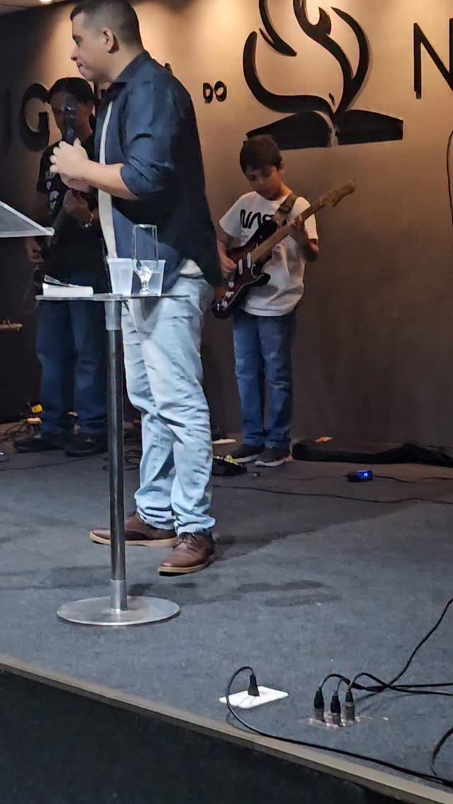 Esse é o Caio, um músico em formação que conduziu o momento de adoração no culto de hoje, junto com a equipe de louvor.
Um músico promovendo a adoração em um culto de domingo pode parecer algo comum em muitas igrejas evangélicas. No entanto, o que torna esse momento especial é a idade do Caio: ele tem apenas 10 anos.
Enquanto adorávamos ao Senhor, não pude deixar de agradecer por ver que o Caio não vai à igreja apenas para aprender da Palavra de Deus; ele vai também para servir a Deus com as habilidades que já está desenvolvendo na casa d’Ele.
Em um tempo em que muitos contratam músicos de alta performance para oferecer um louvor profissional em seus cultos, vemos crianças e adolescentes se tornando cada vez mais passivos no corpo de Cristo, “esperando a sua vez de ser igreja”. Por isso fiquei tão feliz ao ver o Caio tocando hoje: ele me lembrou que as crianças não são o futuro da igreja — elas já são a igreja, aqui e agora. Elas querem e precisam ser ativas no Reino, para o bem do nosso presente e do nosso futuro como igreja. E delas vem o perfeito louvor.