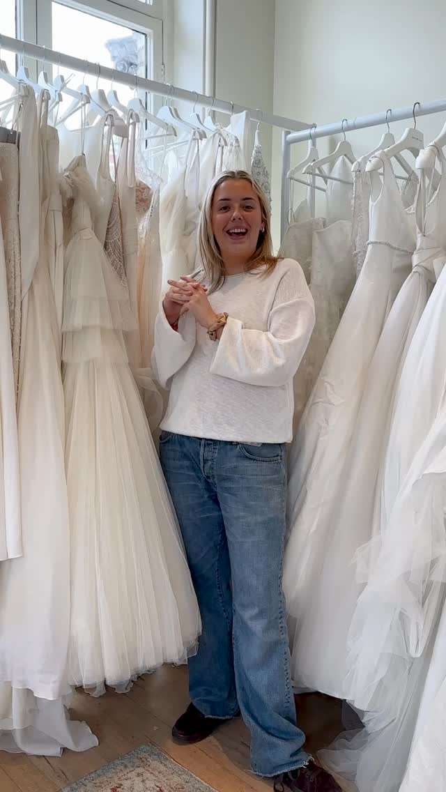 Searching for the perfect strapless gown to complete your wedding look? Our stylist, Maddie, has selected her favourite gowns in-store to spark your inspiration. If one of them speaks to you, be sure to book your appointment to try it on.
Featured in order are:
1. @stephanieallin‘s ball gown
2. @cymbelineparisofficiel’s mermaid gown
3. @jesuspeiroofficial’s A-line gown