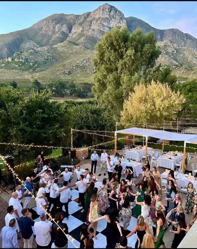 We are obsessed with dancing under an open sky!
How fun is this - a 30 minutes dance session before guests sit down for speeches and dinner.
Shake up and wake up for the wedding reception patch 💥
#oliverock #outdoorwedding #gardenwedding #fairylights #destinationwedding #mountainwedding #bestweddingfood
@olive_rock_venue
@saweddings
@pinkbooksa_
@tulbagh