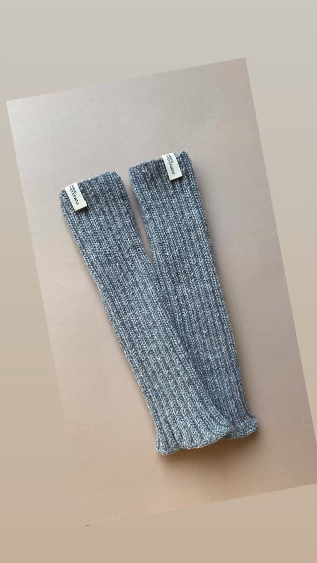 Für kleine Weltentdecker.
Handgestrickte Beinstulpen aus Wolle – ideal für die Kinderstube und den Alltag.
Sie halten die Beine wohlig warm, sind atmungsaktiv und geben genug Bewegungsfreiheit zum Krabbeln, Spielen und Toben.
Jedes Paar wird mit viel Liebe gefertigt – weich, und langlebig.
So können Kinder unbeschwert die Welt entdecken – warm, geschützt und stilvoll.
#nachhaltigekindermode
#slowfashionkids
#fairfashionkids
#handmadeforkids
#hochwertigekindermode #bewusstekinderkleidung #familywithstyle 
#schweizerfamilie #kinderschweiz
#nachhaltigekinderkleidung
#lebenmitkindern
#familienleben
#kidsfashion #kinder #nachhaltig #kindermode