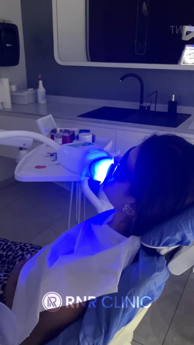 ✨ Zahnaufhellung (Bleaching) mit Laser – strahlendes Lächeln in kurzer Zeit! ✨
Sind Sie unzufrieden mit verfärbten Zähnen? 😁
Mit der Laser-Bleaching-Methode erhalten Sie schnell, effektiv und sicher weißere Zähne!
💎 Nur 30–60 Minuten
💎 Sichtbare Ergebnisse in nur einer Sitzung
💎 Schonend für den Zahnschmelz
Für Termin und weitere Informationen schreiben Sie uns jetzt eine Nachricht! 📩
#zahnaufhellung #bleaching #laserbleaching #lächeln #strahlendeslächeln #gesundezaehne