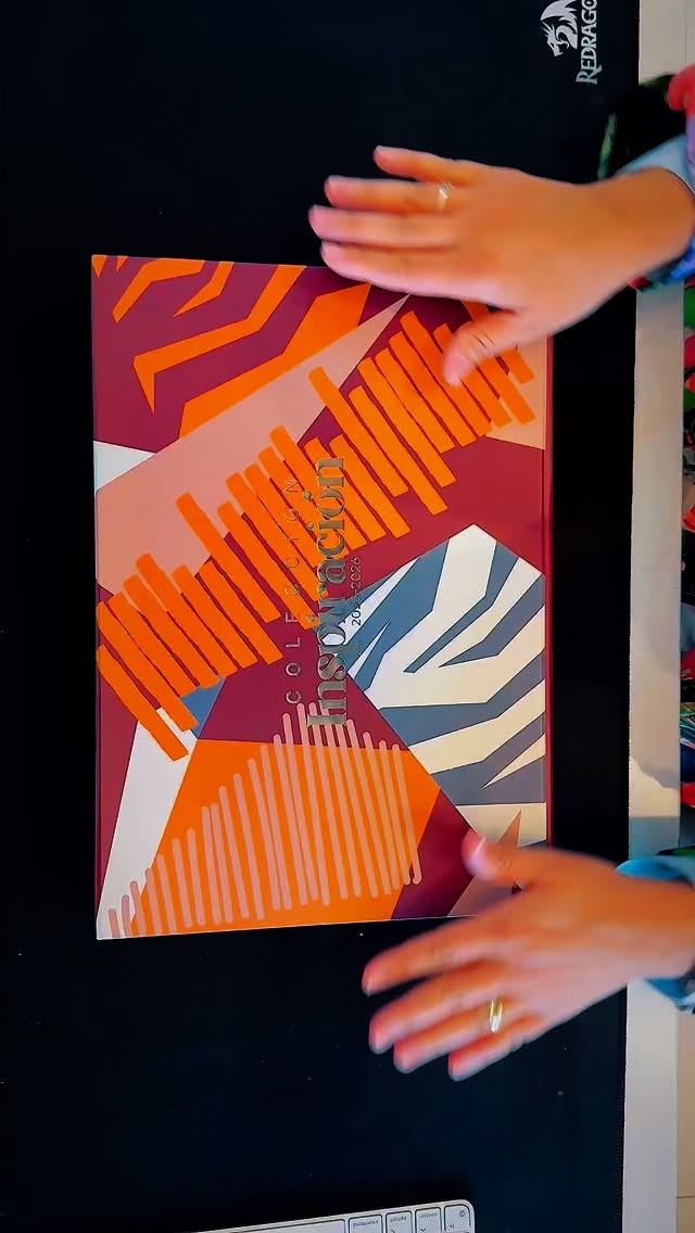 BIENVENIDO A UN MUNDO DE INSPIRACIÓN!
Y que nivel de inspiración trae la nueva colección 2025 - 2026 de @pintulacec y @pinturaswesco. Hoy recibimos con muchísima felicidad un hermoso regalo de parte de nuestros amigos, y que bellas están las colecciones de este año!
PARA COLORES LAS FLORES by @atixhome por Diosssss amo estos tonos tan femeninos y calmantes, su fragancia está espectacular no saben cómo es de deliciosa!
CALMA EN EL ALMA by @nregge es un sueño los 4 tonos son totalmente espectaculares y conectan con cualquier espacio en armonía perfecta, el delicioso tea blend que han creado junto a @tippyteablends está delicioso y jamás imaginé que cambiaría de color!!!! 😱
CAOS EXÓTICO by @andreaperezhoyos es la sangre que corre por mis venas!!!! Me siento totalmente identificada con cada sensación que estos tonos transmiten en los espacios, y que les puedo decir del pañuelo!!! 😍 estoy enamorada porque de ahora en adelante no me lo quito ni para dormir!!!
No se queden sin conocer a detalle cada colección que este año se viene con muchísima inspiración para cada espacio, pronto las verán en los nuevos locales que estamos diseñando!!!!!
#pintulac #pinturaswesco #diseñocomercial #diseñointerior #diseñodeinteriores