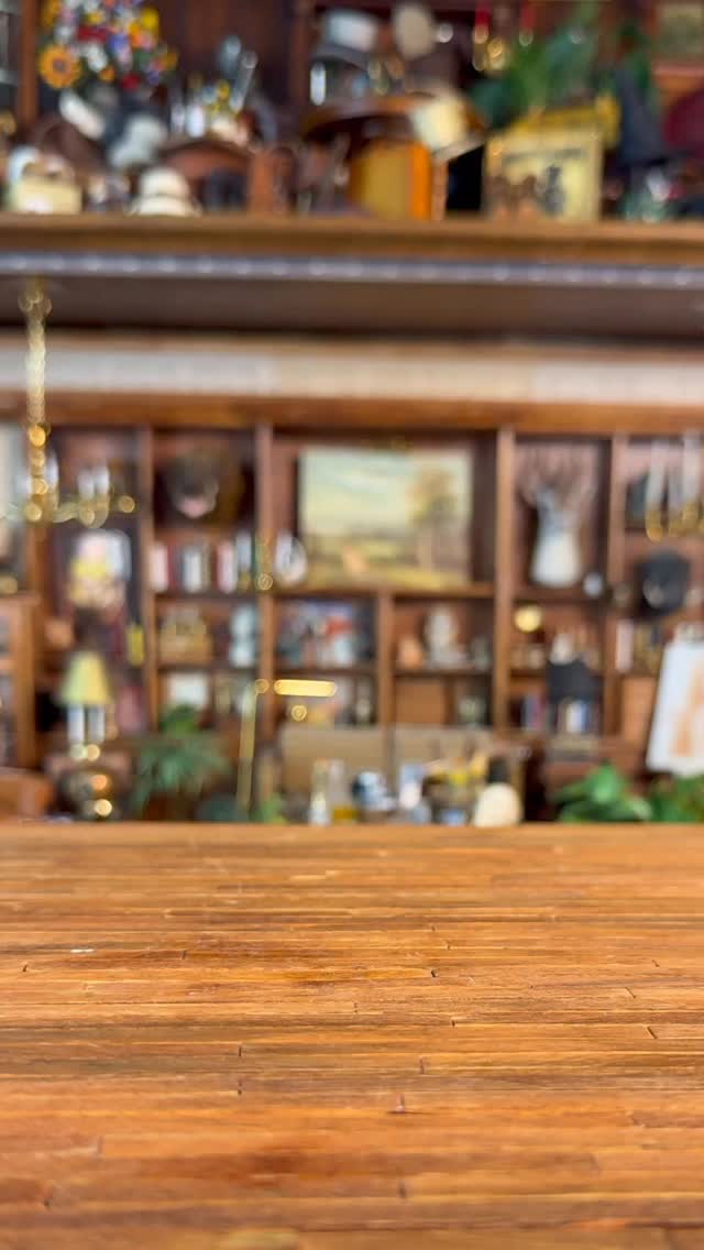 This 1:12 scale hardwood artisan secretary also serves as a 1:144 scale elegant dollhouse cabinet and was made by the very talented Keith Bougourd from @smalltime_miniatures. The piece is available in my latest estate auction happening right now in my eBay shop, link in bio to bid, auction ends on Sunday at 7 PM ET! #swoon
