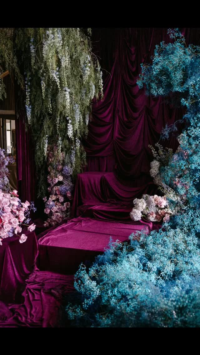 Behind the scenes as we set up this gorgeous backdrop. It's amazing what can be achieved by a creative, talented team and a few secateurs 😍
Florists: @anliwahlfloral & @kadoufloraldesign for @pausefloralworkshops
Photography & Videography: @delicatephotography_
#kznflorist #floraldesign #weddingdecor #floralworkshop #forevergrowing #foreverevolving