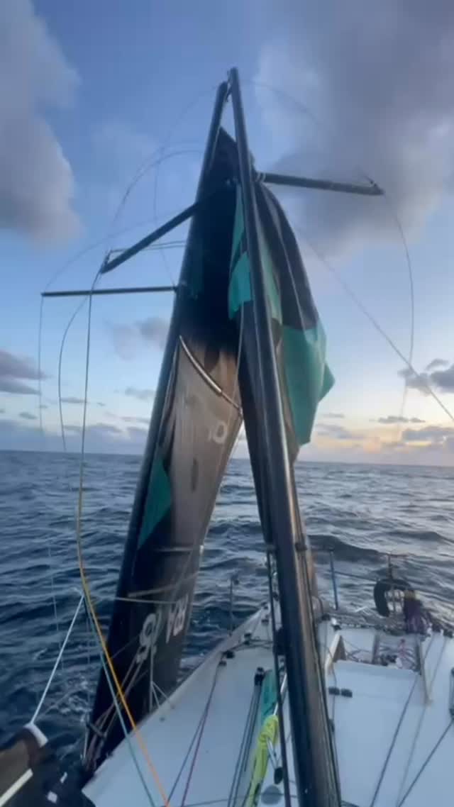 💥 Cette Solitaire du Figaro Paprec est intense, exigeante, sans répit et parfois cruelle ! @thomasdedinechin_navigateur_ en a fait les frais hier soir avec le démâtage de son Figaro Almond for Pure Ocean… 🤯
👀 Le skipper va bien, mais la désillusion est grande.
#LaSolitaire #Sailing #Sail #Sea #Ocean #Boat #Voile