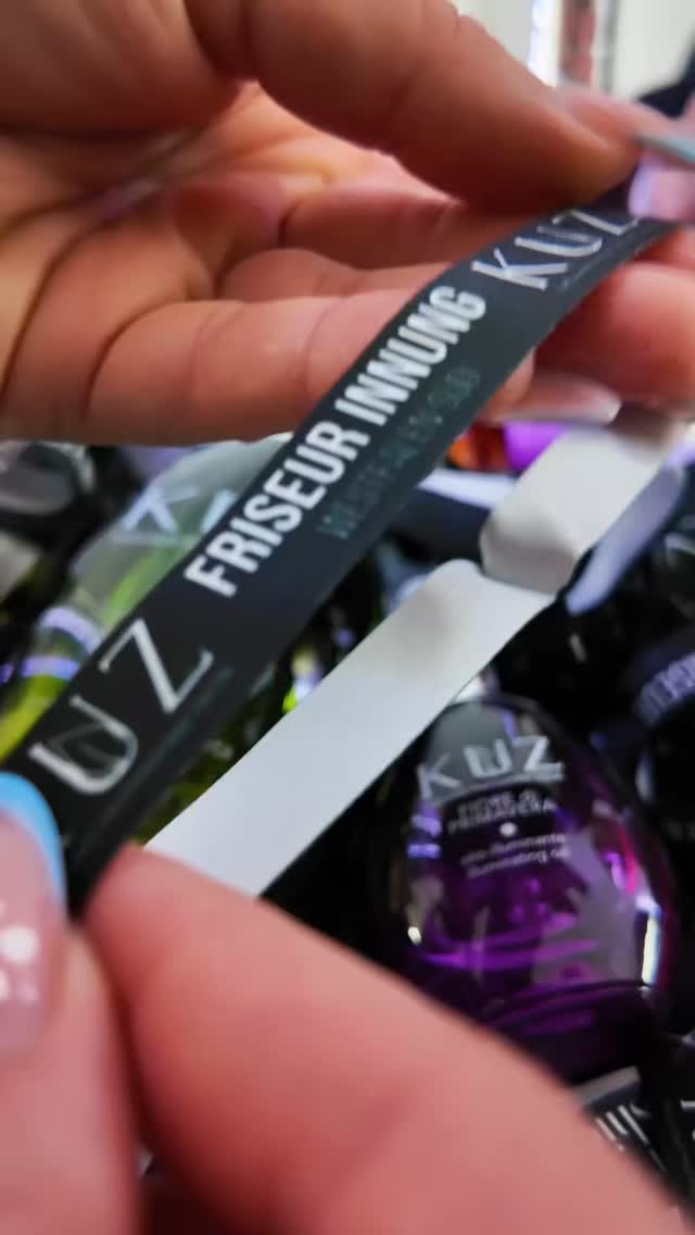 Die Einlassbändchen sind da 😍
Wir freuen uns riesig auf euch!
Ein Abend voller Hair, Fashion & Vibes wartet..
#hairmeetsfashion - let’s go!✨
🇬🇧 The wristbands just arrived 😍
We can’t wait to see you!
An evening full of hair, fashion & good vibes..
#hairmeetsfashion - let’s go!✨
@friseurinnung_westfalen_sued
@si_eventcenter
#kuztoyourhair💋 #kuzdiprimavera #hairmeetsfashion #friseurinnung #friseure