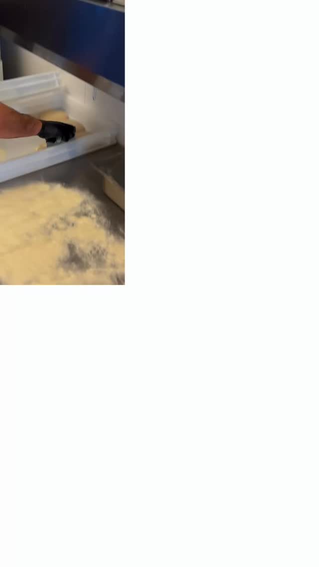 Weekend mode: ON 🍕✨ Time to relax, eat pizza, and enjoy every slice! 
Who else wants pizza heaven right now? 🙌
#pizza #PizzaTime #FoodieMood #cheatday #weekend #PizzaLove #GoodEats #WeekendMood #FoodieLife #PizzaParty