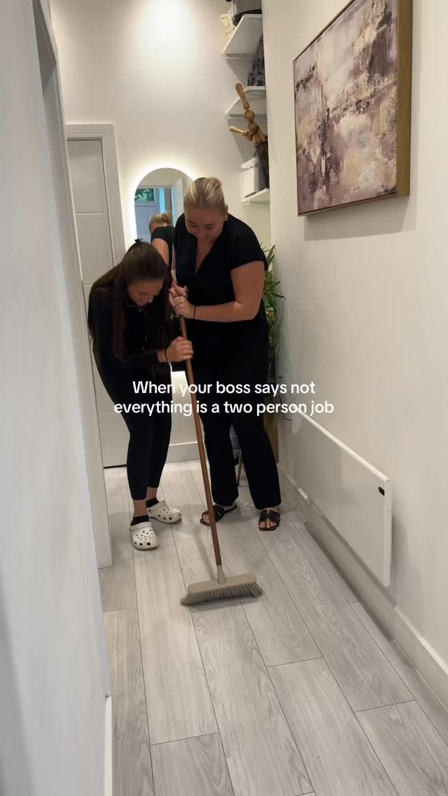 It’s not a two-person job… until we make it one 😉💁🏼♀️😂
#Teamwork #BeautyLife #Medispa #Woking