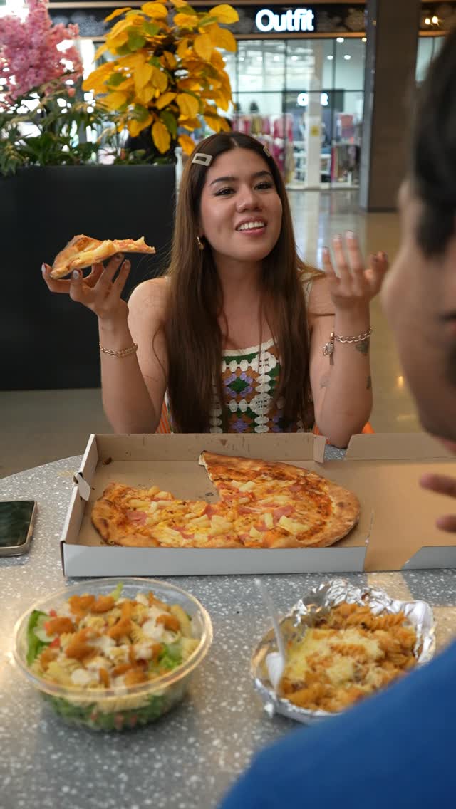 Ellos juraron compartirlo todo… hasta que llegó la pizza. 🤭
Porque en el amor todo se perdona… excepto quitarle el pedazo con más queso. 🧀💘
📌 Disfrúta en nuestras sucursales o pide ya en Uber Eats y Rappi.
.
.
.
#ComidaItaliana #CocinaItaliana #ItalianFood #PizzaSaludable #PizzaDeliciosa #PizzaLovers #HealthyPizza #PizzaSinCulpa #PizzaTime