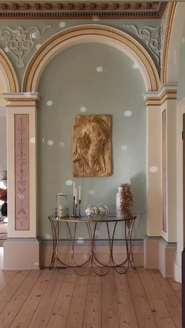Enjoying the sunshine and these glitterball reflections in the house today ✨️✨️✨️
#glitterball #historichome #farrowandball #pastelpainting #pastels #pastelinteriors #locationhouse #shootlocation