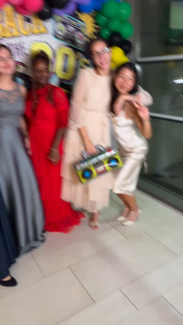 🎉✨ Back to the Future – 80s & 90s Vibes beim Maturaball 2025 des BRG Krems!
Neonlichter in der Disco, Retro-Hits und ein Abend voller unvergesslicher Momente – ihr wart dabei, wo wir die Zeit zurückdrehten und gleichzeitig in die Zukunft feiernten. 🚀💃🕺
Und das Beste: Mit der Happybox Fotobox konntet ihr eure schönsten Erinnerungen direkt festhalten und gleich mit nach Hause nehmen! 📸✨
💃🕺 „Feiern, knipsen, mitnehmen!“
#maturaball2025 #brgkrems #backtothefuture #happyboxaustria #80svibes #90svibes #ballnacht #fotobox