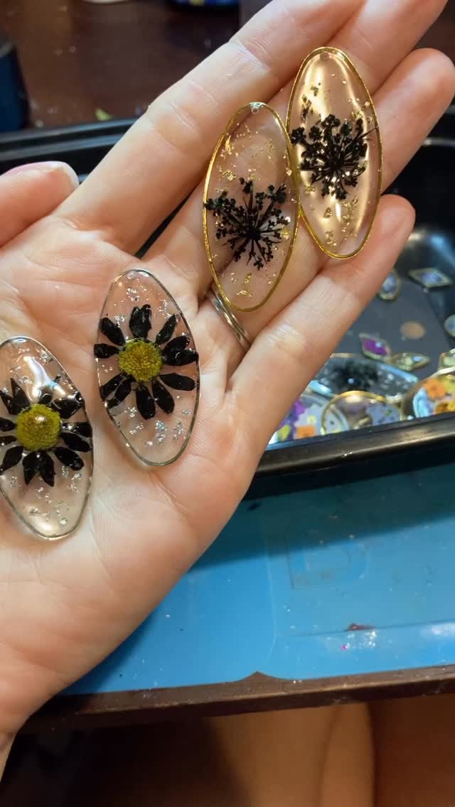 Here is the result of the new black Feverfew Daisies, plus my usual black Queen Anne’s Lace ones too. 🖤
#jewelrymaking #handmadejewellery #artisanjewelry #handcraftedjewelry #resinjewelry #fashionjewelry #uniquejewelry #bohostyle #jewelrygram #shoplocal #bohojewelry #madewithlove #pressedflowers #oneofakindjewelry #jewelrylover #statementjewelry #instagood #brandeemaecreations