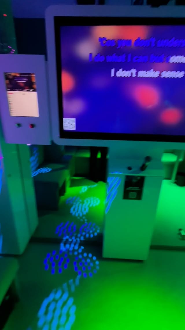 Mulhouse (et aux alentours !!!!!) Date Ideas No. 12💡 (des idées à faire avec ton ou ta chéri.e ou tes ami.e.s)
Faire du karaoke au @karakwiz à Wittenheim et boire un coup en chantant fort 🎤🥂🍹
J’adore le karaoke mais heureusement que les salles sont insonorisées 😅🥴
(merci @capucine.carrot @agence_communefleur pour l’invitation 🥰)
Vous connaissez ?
Bon dating! ❤️🔥
.
.
.
#mulhouse #alsace #jaimemulhouse #mulhouseville #hautrhin #dateideas #ideessorties #sortir #ideesortie #weekend #dating #entreamis #amis #friends #karaokebar #autourdemulhouse #68 #tourismealsace #bar #evenement #shooters #fun #chanter #karaoke #uneboucheeaday