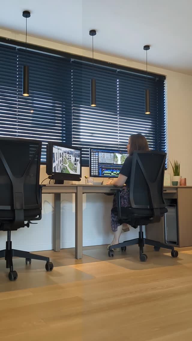 👀 Enkele beelden uit één van onze laatste montages
📺 Heb je de nieuwste uitzending van Z-Water afgelopen dinsdag gezien op Trends Z?
💧 Water wordt steeds schaarser. En dus moeten we slimmer omspringen met de beschikbare watervoorraden. Ook residentieel waterverbruik kan op een slimmere manier worden aangepakt. Bij het ontwerp van het Agnetenpark, een nieuwe woonwijk in het centrum van het Limburgse Peer, werd daarom beslist om naast drinkwater ook een tweede circuit met huishoudwater aan te leggen, dat gerecupereerd regenwater herverdeelt.
🤝 Om dit innovatieve project te kunnen realiseren, werkten de architecten van Atrium Architecten samen met drinkwaterbedrijf De Watergroep. Ook Veerle Depuydt van Vito Kennispunt Water benadrukt dat samenwerken met verschillende partijen op het terrein kan leiden tot oplossingen om aan de klimaatverandering tegemoet te komen.
Benieuwd naar de volledige uitzending?
Je kan de hele reeks Z-Water herbekijken op de website van Trends Z.
i.s.m. Vlario
Video en editing: Ingeblikt
Redactie: the content company
#ingeblikt #video #editing
#water #klimaatverandering #klimaatbestendigeomgeving