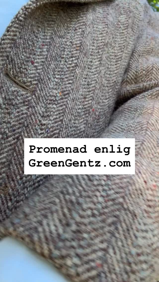 Green Gentz promenad = stilig livsnjutning
Här går Mr Gentz i en Harris Tweed från Hamnersley. Underbart tyg, lätt brun ton med insprängda färggranna tweed partiklar.
Välkommen in på GreenGentz.com och upptäck mer!
#secondhand #tweed #preloved #herrmode #vintageclothing #menswear #greengentz #mensfashion #göteborg #sverige #stockholm #harristweed
