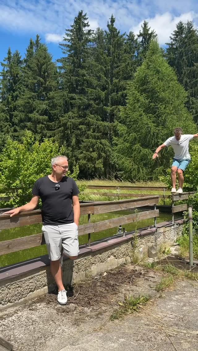 🤯 Ahhhhhhh! 💭 „Ob du glaubst, dass du es schaffst – oder nicht: Du wirst recht behalten.“
In dieser Folge sprechen wir über die Kraft deiner Gedanken, deinen inneren Dialog und darüber, wie du deine Haltung zum Leben selbst gestalten kannst.
Du erfährst:
✅ warum positives Denken keine Schönfärberei ist
✅ wie du mit negativen Gedanken bewusst umgehst
✅ wie sich deine Haltung auf Entscheidungen auswirkt
✅ welche einfachen Rituale du für mehr mentale Stärke nutzen kannst
✅ und warum es so wichtig ist, sich selbst öfter etwas zuzutrauen
🧠 25 Minuten voller positiver Gedanken, Energie & neuer Perspektiven.
🎧 Jetzt reinhören:
🟢 Spotify: https://bit.ly/4fmclrT
🟣 Apple Podcasts: https://bit.ly/3VI3zOc
🟡 Amazon Music: https://bit.ly/4iMjd4L
#Podcast #ImpulseFürDeinLeben #PositivesDenken #MentaleStärke #Mindset #StefanSuess #ThomasFleischanderl #BucketlistSchmied