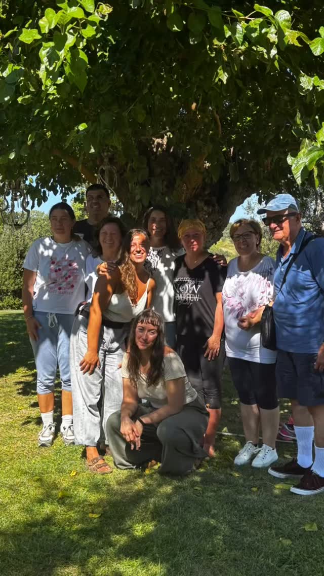 All’Audaces Resort sono ormai tre stagioni che ci emozioniamo con i nostri ospiti ♥️ festeggiando compleanni, anniversari, lauree, cresime, siamo location di luna di miele, proposte di matrimonio ed eventi privati… ma questo weekend siamo stati onorati di amici speciali.
Seminario “I SEE YOUR MOVING” per non vedenti ed ipovedenti.
Un progetto e un metodo di allenamento per non vedenti ed ipovedenti ideato per promuovere l’attività motoria, la vitalità e il benessere generale della persona. Si sono tenute:
👟 Lezioni di Ginnastica a corpo libero condotte dall’ insegnante Simona Binci.
Un 🎭 Laboratorio di Teatro Selvatico a cura di Francesca Aurillo
È stato di sicuro il nostro successo più grande: amicizia, risate, divertimento ed una profonda sensibilità e gioia di vivere ci hanno inondato per tre giorni troppo brevi ma carichi di emozioni vere e molto forti. Grazie ragazzi! Grazie Lauretta, Nadia, Milena, Roberto, Chiara, Angelo.
Grazie a Simona #Simo-palestra-olistica che ha organizzato questo bellissimo seminario 🙏
#amicizia #movimento #recanatiturismo #recanati #fitness
#sport #inclusione #benessere #blindpeople #teatro UICI Marche