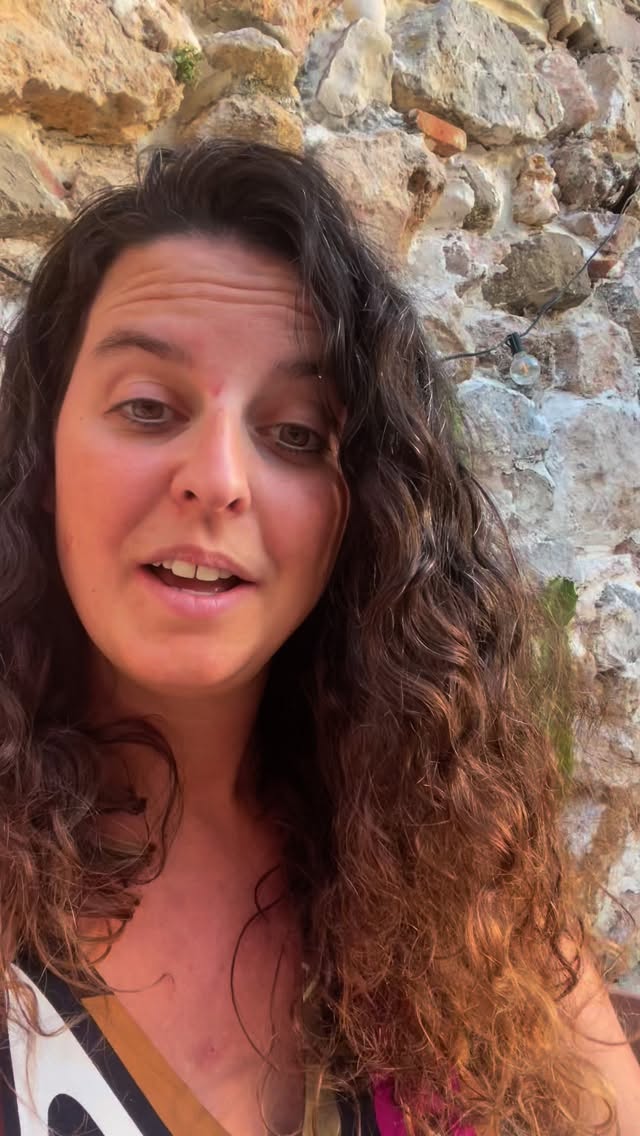 Ik sprak vandaag een coachingsklant die worstelt met zichtbaarheid. En eerlijk? Daar zijn zóveel mensen onzeker over.
Maar dit is wat ik geloof: je moet zichtbaar zijn om je retreat te verkopen.
Mensen komen namelijk voor jóu. Jij bent wat je retreat uniek maakt.
En dat betekent niet dat je ineens een extraverte influencer hoeft te zijn. Of dat je elke dag met je hoofd op de camera moet staan.
👉 Wil je wél vaker zichtbaar zijn, maar voelt het nu nog spannend? Er zijn zoveel manieren om dit voor jou makkelijker en lichter te maken. Geloof me: twee jaar geleden stond ik ook liever achter de camera. En nu stap ik zelfs met een bad hair day voor de lens 😉
Hoe voelt zichtbaarheid voor jou? Spannend, leuk… of ergens ertussenin?
💌 Merk je dat je hier zelf ook mee worstelt? Stuur me gerust een berichtje. Ik denk graag met je mee hoe jij op jouw manier zichtbaar kunt worden!
#retreatcoach #zichtbaarheid #retreatmarketing #ondernemen