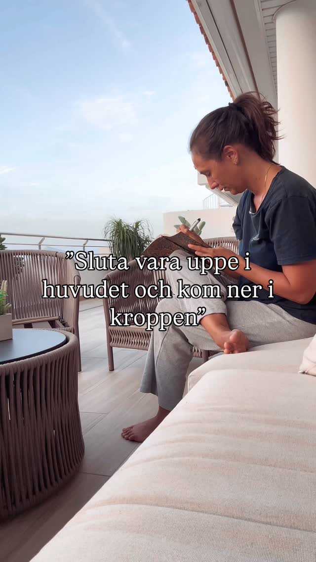 ✨ Sluta vara i huvudet – kom ner i kroppen ✨
Ni kanske har hört det förut eller så är detta första gången men oavsett så är det ”lätt att sig den meningen. Men för någon som levt ”uppe i huvudet större delen av sitt liv kan det vara svårt att helt plötsligt ”komma ner i kroppen”. Det är fullt normalt.
Varför bör vi släppa huvudet och komma ner i kroppen? Jo,
• 🌀 Tankarna snurrar mindre när vi lyssnar på kroppen. - Mer stillhet.
• 🌿 Stressnivåerna sjunker och nervsystemet lugnas så att vi kan vara mer i nuet.
• 💡 Vi får lättare kontakt med vår intuition (den där inre rösten som vet vad vi behöver) så vi slipper tänk oss till alla beslut vi ska ta.
• ❤️ Kroppen hjälper oss att känna oss levande, närvarande och jordade. Verkligen känna vad som får oss att bli pirriga på riktigt.
• ✨ Relationer blir djupare när vi möter andra från en plats av närvaro, inte huvudbrus.
Hur kan du börja?
• 🌬 Andas djupt – lägg en hand på magen och känn hur den rör sig
• 🚶♀️ Ta en promenad långsamt, fokusera på fötternas steg mot marken
• 🧘♀️ Gör några enkla rörelser (sträck på armarna, rulla axlarna, böj dig framåt)
• 🤲 Lägg händerna på hjärtat och lyssna på ditt andetag en minut
• ✏️ Skriv tacksamhetsdagbok för att se allt det du redan har i livet.
• 🎶 Sätt på musik och låt kroppen röra sig fritt – utan regler
Att landa i kroppen är som att hitta hem igen. 💫
#aikitastudio #yogastockholm #yogainspiration #grundad #tacksamhet #journaling #mernärvaro #mindfulness #självkärlek