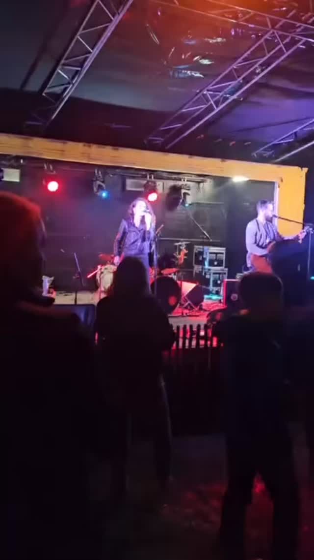 Merci le Sound Automne pour cette soiree de fou !!!
Bonne route à @dougymusic , @belverus_skapunk (encore merci pour le prêt de la drum 😉🙌) et à @ngwaproducer 🔥🔥🔥
Mention spéciale à @emilee_fireshow le dragon qui ne craint ni la pluie, ni le vent 🙌🔥
Toutes les infos ici 👇👇👇
https://linktr.ee/deadleafofficial
#deadleaf #trio #acoustic #womansinger #acousitcguitar #cajon #percussion #blues