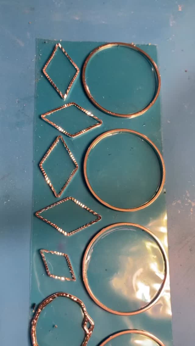 Halloween Earrings! Ghosts in fields of flowers 🌸 👻🌼
#handmade #resinartist #handmadejewelry #resinartwork #resincraft #jewelry #wearableart #smallbusiness #resinjewellery #artist #handmadewithlove #flowers #jewellery #artistsoninstagram #resinobsession #artresin #resincrafting #handcrafted #shopsmall #pressedflowers #handmadejewellery #shoplocal #norcalmade #placercounty #californiamade #oneofakind #Brandeemaecreations #homegrownflowers #botanicalartist
#halloweenearrings