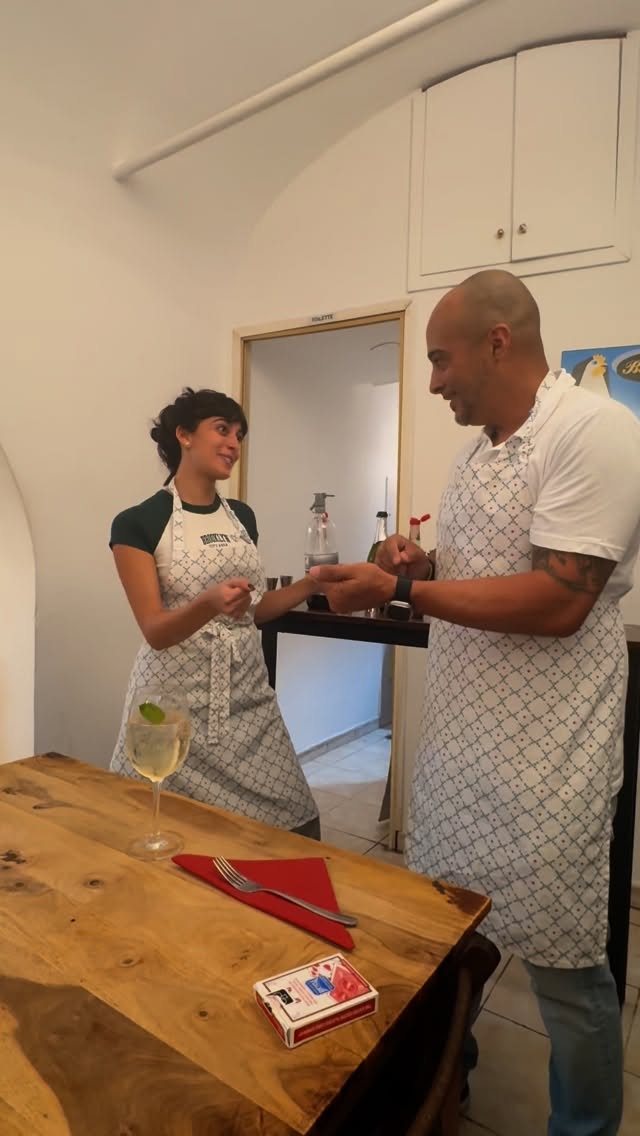 Quick trick during a cooking class in Rome. if you’re in Rome go take a class or a food tour with @larissapagliaro Go check her out! #magic #magician #rome #pasta