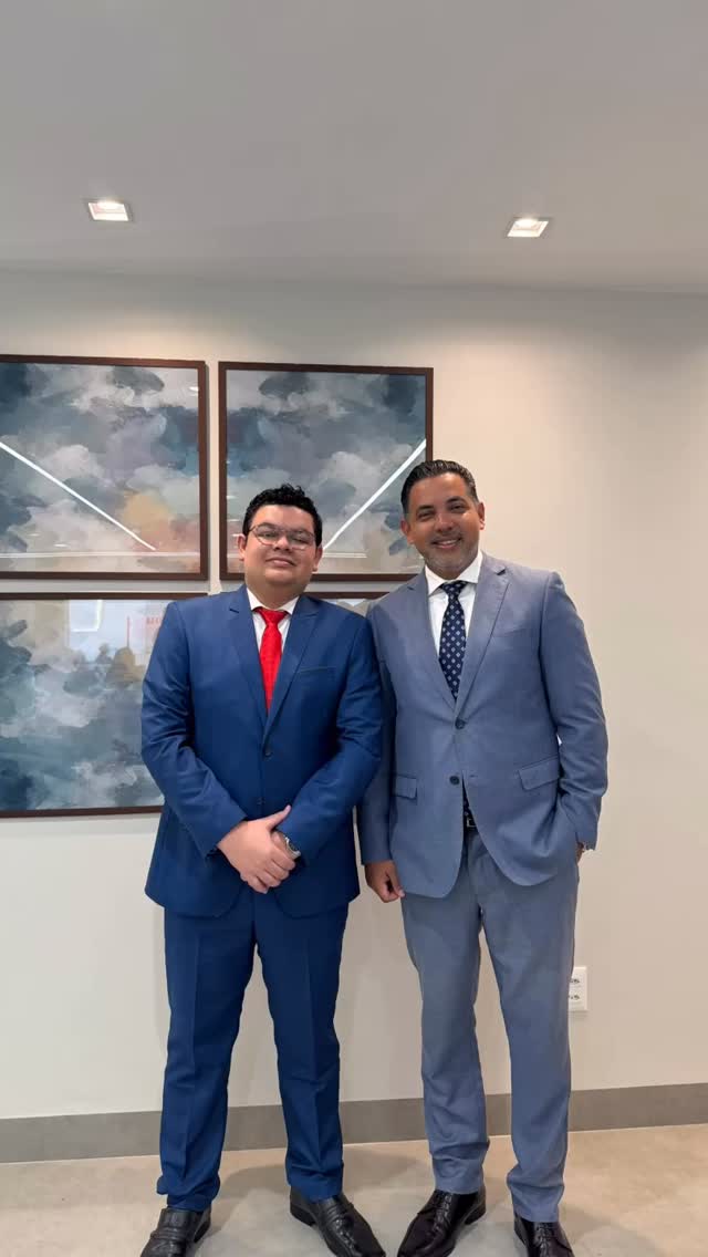 Um dia marcante para o nosso estagiário de Direito, Erik Almeida.
Sob supervisão do Dr. Jaime Pedrosa, Erik participou ativamente de uma perícia trabalhista na defesa patronal, vivenciando de perto a aplicação prática da teoria jurídica e conhecendo mais a fundo o negócio do nosso cliente.
Segundo ele, “foi uma oportunidade única, que demandou estudo detalhado do caso, análise do objeto da perícia e das partes envolvidas, além do acompanhamento de todas as etapas: desde a reunião prévia com o Perito Judicial, passando pela visita in loco ao ambiente de trabalho, até as ponderações finais solicitadas pelo Perito.”
Uma experiência enriquecedora que reforça a importância da prática na formação jurídica.