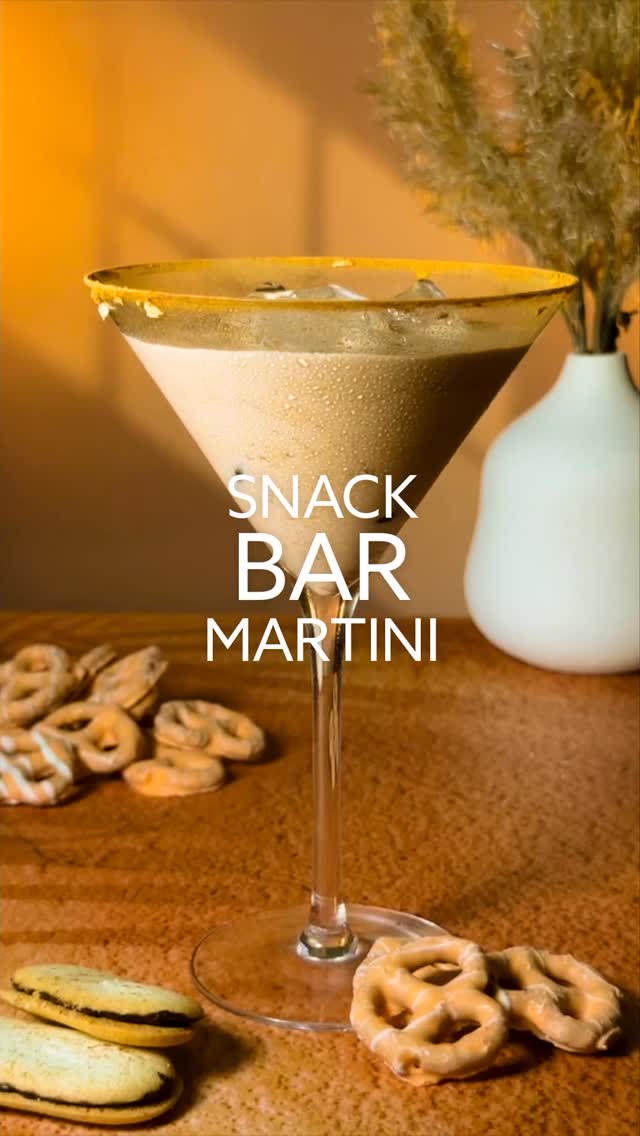 ✨ Snack Bar Martini ✨
Salty, sweet, cozy — this one’s for when your dessert and drink want to merge in the best way 🍫🥂
🌿 You’ll need
– 1 oz coffee liqueur (or strong cold brew)
– 1 oz chocolate milk (or oat milk + cocoa)
– ½ oz peanut butter syrup (or almond butter + honey mix)
– Pinch of sea salt
– Ice
✨ How-to
Shake everything with ice until creamy and cold → strain into a glass (with or without ice) → garnish with crushed pretzels or a dusting of cocoa powder
Indulgent but playful — it’s like drinking your favorite snack bar. Perfect for cozy nights, especially as the weather cools 🍂
👉 Save this recipe for your next cozy night in!
💬 Which snack would you rim this with — pretzel, cookie crumbs, or chocolate drizzle? 👇
#SnackBarMartini #CraftCocktails #CocktailDessert #TheCasualSipper #DrinkInspo #CozyDrinks #SweetAndSalty #PeanutButterCocktail #ChocolateCocktail #DIYCocktails