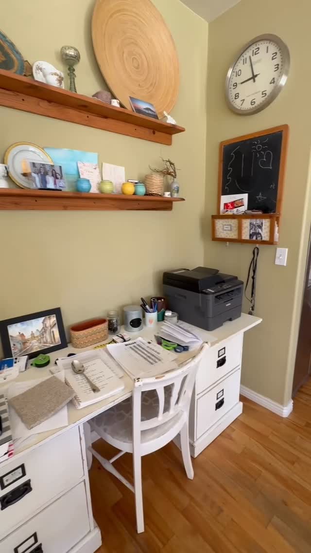 We are so excited to share this kitchen with you from our Story of Home project! What a glow up, right?! Our clients told us they wanted a serene, lived in feel with quality finishes and no 'cookie cutter' design - to which we said ABSOLUTELY! We love the contrast between the light rift sawn white cabinets and the darker Platino Quartzite countertops. The star and cross backsplash adds so much character and the custom tapered range hood Austin built is absolutely gorg. Overall we are thrilled with how this space turned out! Thank you as always to our incredible team and fantastic trades: @stoned.marbleandgranite @timelesscreationstile @foothills.cabinets @integrityhardwood @mountaintimeplumbing
#boiseinteriordesigner #boisegeneralcontractor #eagleid #boise #meridian #boiseremodel #remodel #beforeandafterkitchen #beforeandafter