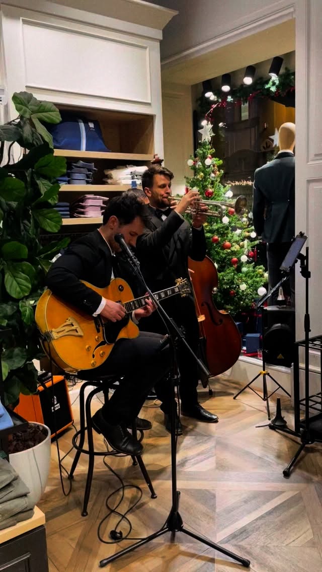 Se acerca la Navidad - 🎄🎅
Blue Sky Trío amenizando con Christmas songs las fiestas del año pasado en @hackettlondon #jazz #christmas #songs #eventos #Madrid