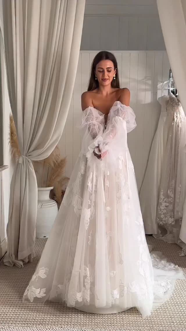 Meet Walker by @madilanebridal β¨
#bridalfashion #weddingdress #bridal #bridalinspiration #braut #hochzeit #brautinspiration #salesagent #bridalagency