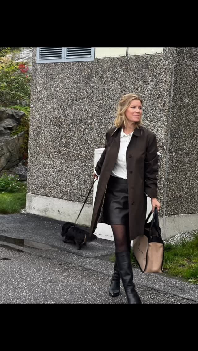 Jag har hittat de mest perfekta stövlarna inför hösten. De som varken Ă€r pĂ„ spetsiga eller trubbiga, varken har för hög eller för lĂ„g klack. Som funkar bra till bĂ„de byxor och kjol. Som passar pĂ„ alla ben eftersom skaftet Ă€r stretchigt baktill. âš
@privateshopperstockholm
@tamaris_official
@bolinderstockholm
#höstskor #shoetrends #styleguide #fashionentrepreneur #fashionstyle #lifestyleguide #fashionstyle #outfitinspo #outfitoftheday #burberry #rutigt #bagsofinstagram #stövlar #trenchcoat