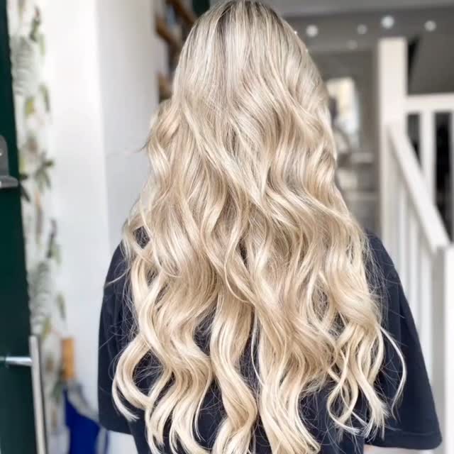 ✨ Blonde Dreams Unlocked ✨
Full hair extensions + blonde balayage by our talented stylist @byfilipine 💫
From dimension to volume, this look is all about that effortless glow 🌟
Who else is obsessed with these luminous waves? 😍✨
#hairextensions #ʙʟᴏɴᴅᴇʙᴀʟᴀʏᴀɢᴇ #HairGoals #seamlessblonde #margauxsalon #londonhair