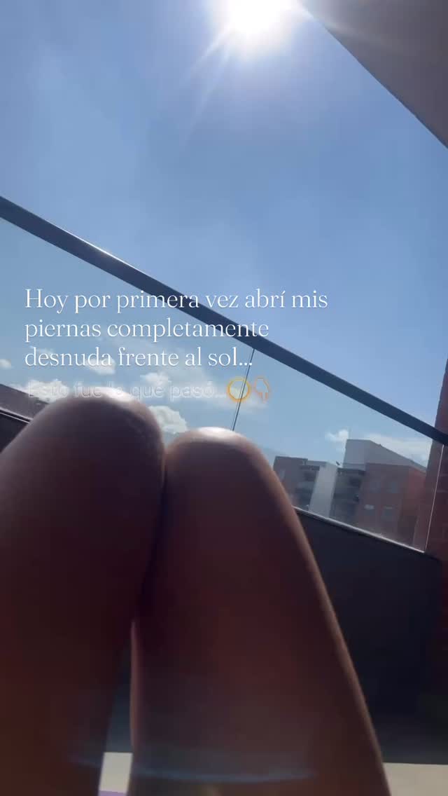 Hoy por primera vez abrí mis piernas completamente desnuda frente al sol.☀️🌸
Y digo por primera vez porque conscientemente dije:
“voy a recibir el sol en mi Yoni.
Que esas zonas ‘escondidas’ reciban el sol y el calor,
y se comiencen a derretir algunos congelamientos internos
que habitan de creencias y recuerdos pasados.”
Pensé que sería tan fácil como decirlo…
pero me encontré con varios programitas que pensé ya había “reprogramado” 🤣🤣
De repente empecé a pensar:
“los vecinos me van a ver empelota, qué pena incomodarlos con mi desnudez” jaja
“¿Y si ven mi cuerpo desnudo? ¿Será que mejor me tapo?”
Todo esto en voz alta, riéndome,
mientras mi pareja me decía: “ya empezaste proceso…” jajaj.
Entonces me desnudé…
y poco a poco me fui enfrentando a cada pensamiento, emoción y programa
que emergían de adentro de mí.
Entre presencia, amor y risas,
se fue suavizando la crítica, la vergüenza, el juicio.
Simplemente allí, bajo el sol,
me sostuve y acompañé
mientras aquellos viejos pensamientos y emociones surgían…
y al mismo tiempo se iban disipando.
Me di cuenta que el mundo seguía igual,
estuviera desnuda o no.
Pero algo sí se transformó dentro de mí:
me permití acompañarme y presenciar cómo realmente me desnudaba frente a mí misma,
con más amor, confianza y seguridad.
Descubrí la delicia que se siente intimar conmigo misma de diversas maneras…
y al final lo disfruté tanto que me quería quedar ahí para siempre. 🌹✨
⚠️🧿Ojo: si van a recibir sol en sus zonas genitales,
recuerden que solo es por 1–5 minuticos máximo,
porque es una zona muy delicada que no está acostumbrada a la luz solar
y se puede quemar fácilmente.
Pueden usar aceite de coco natural. 🥥
🌷 Beneficios experimentados
•Fueguito interno se enciende 🔥
•Delicia para cólicos menstruales
•Despierta vitalidad, magnetismo y placer ✨
•Nutre el chi sexual
•Empieza a liberar la vergüenza
•Genera relajación profunda 😌
•Sensación de seguridad y confianza interna (activa el sistema parasimpático)
•Recibir rayos solares directos en la zona pélvica-perineal activa el chakra raíz 🌞
•Mayor vitalidad sexual y creativa 🌺
¿Has probado esta práctica?
Cuéntame qué te genera pensar en hacerla. 💫