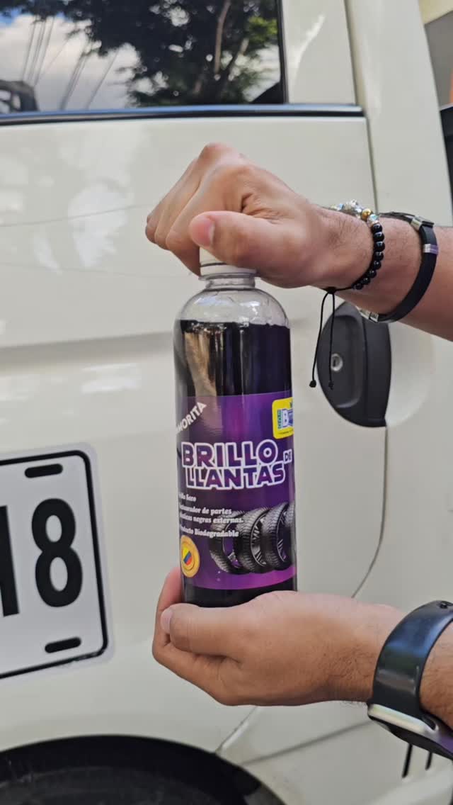 ✨🚗 Con Morita de B-Max tu carro recupera el brillo que merece 💎
Humecta, restaura y revive todas las partes negras exteriores 🖤🔥
El mejor brillo de llantas del mercado 🌎♻️
#Bmax #BrilloDeLlantas #Detailing #EcoFriendly #CarrosColombia #CarDetailing #LlantasBrillantes #AutoCare 🚘✨
