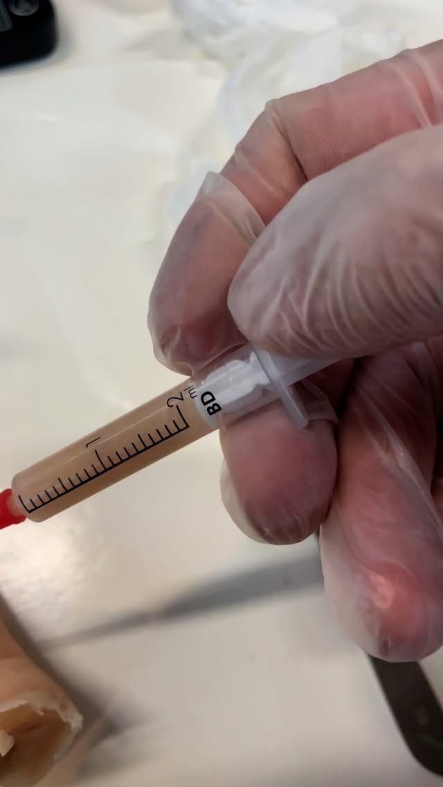 Dagens ordspråk: den som syndat genom att inte köra silikonet i vakuum avluftningen får som straff fylla bubbla för bubbla.