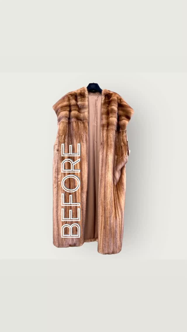 🇩🇪 Der “Rollunder” im Troyer-Schnitt, upgecycelt aus einer alten und fast verschmähten Nerzweste.
Magisch transformiert - wir haben das alte Material gereinigt und veredelt. Durch die Schur des Vintage Pelzes bekommt er eine wunderschöne honig-cognacfarbenen Optik und Haptik, kuschelweich!
Mit einem hochwertiges Viskosefutter in Hermès-Orange verarbeitet kann das RE/DESIGN beidseitig getragen werden.
Ihr könnt dieses Musterunikat kaufen (ready-to-buy) über unsere Website oder aus eurem eigenen Vintage Material mit uns re/designen (bring your own fur) - schreibt uns dafür eine Nachricht mit einem Foto von eurem Material. 👌🏽#keepitintheloop
🇬🇧 The „Rollunder“ in a Troyer cut, upcycled from an old and almost discarded mink waistcoat.
Magically transformed, we cleaned and refined the old material. Shearing the vintage fur gives it a beautiful honey-cognac colour and feel, cosy and soft!
We used a high-quality viscose lining in Hermès orange, and the RE/DESIGN can be worn on both sides (reversible).
You can purchase this unique piece (ready-to-buy) via our website or re/design it with us using your own vintage material (bring your own fur) – just send us a message with a photo of your material. 👌🏽#keepitintheloop