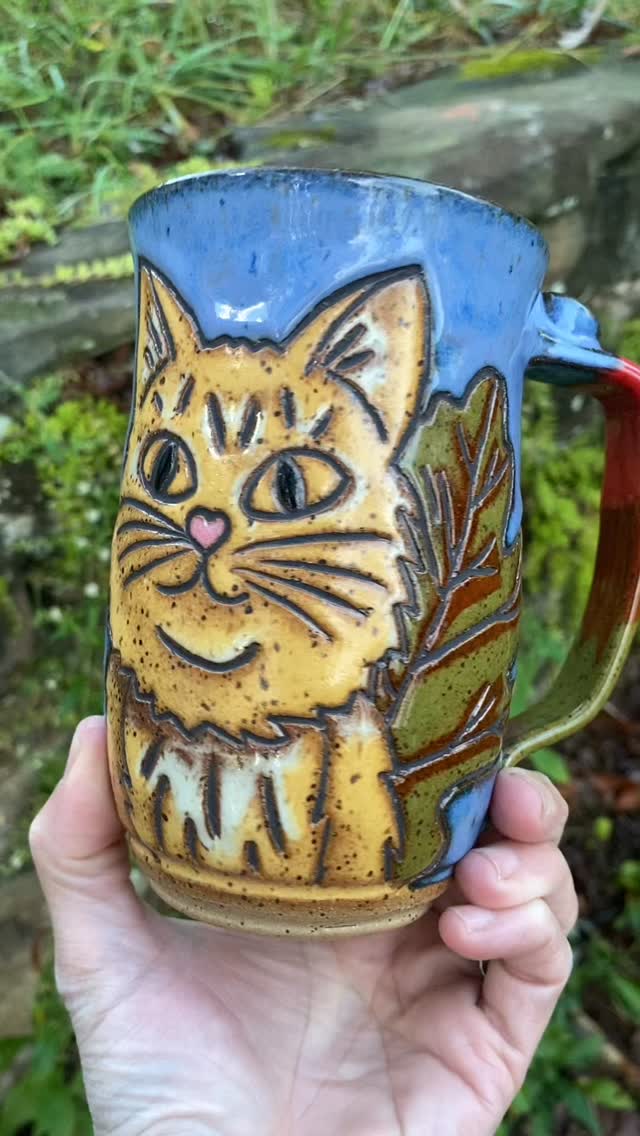 Ginger kitty with a changing oak leaf on one side and a red maple on the other. Super cozy, a mug I’d pick to curl up with on the couch any fall day. #handmademug #handmademugsarethebest #catmug #fallmug #mugcollection #mugcollector #morninglightstudiowv #wvpottery #appalachainart #madeinwv
