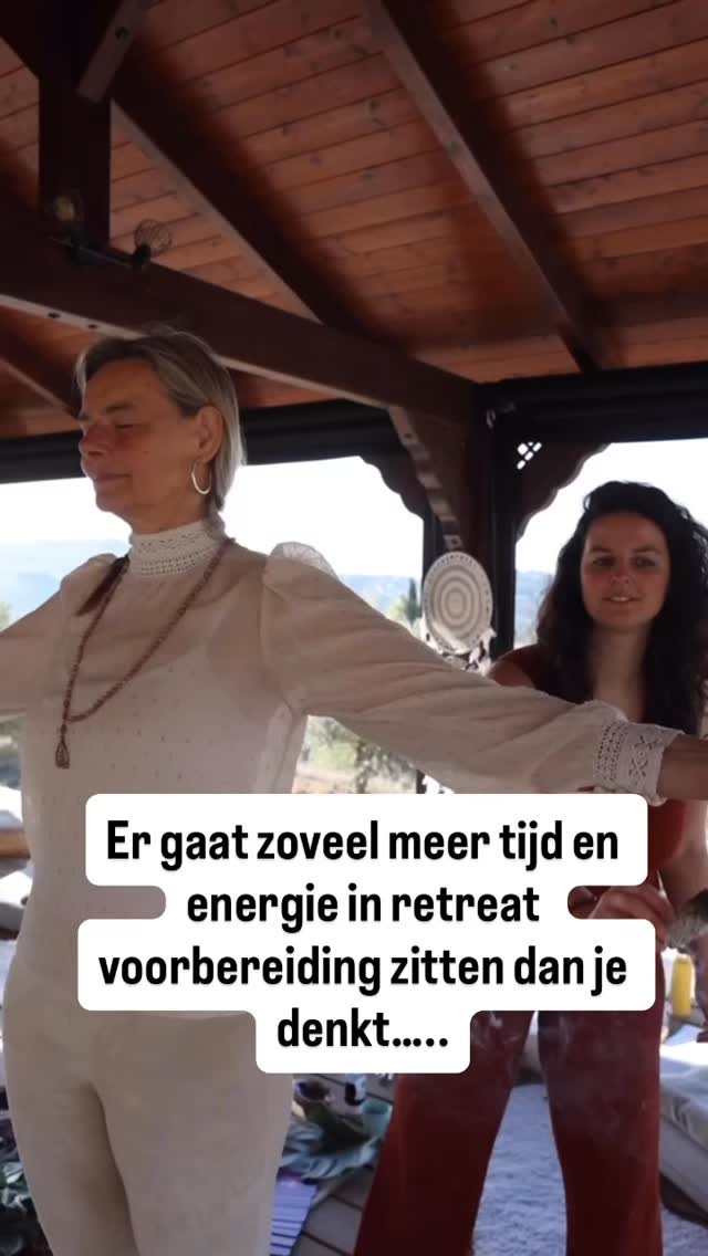 Er gaat superveel tijd, maar vooral ook energie zitten in de voorbereiding van een retreat.
Natuurlijk het programma maken (en tegelijk flexibel kunnen zijn 😉).
Maar ook zorgen voor rustmomenten voor jezelf.
En het gaat nog veel verder dan dat… intunen op de plek, afstemmen met deelnemers, energetisch opladen.
Het grootste praktische voorbereidingsdeel heb je vaak al gedaan tegen de tijd dat je vertrekt. Maar dan begint misschien wel het belangrijkste stuk: de puntjes op de i én je eigen energetische voorbereiding.
Dit is hoe ik dat doe:
✨ Zelf rust creëren en opladen.
✨ Intunen op de deelnemers.
✨ Eerder op locatie zijn om de energie te voelen en alles af te stemmen.
Want uiteindelijk kan je programma nog zo goed zijn… de echte magie ontstaat pas als jij zelf stevig en opgeladen aanwezig bent.
👉 Hoe doe jij dat? Heb jij vaste rituelen of voorbereidingen voordat je een retreat ingaat?
De foto is van het allereerste Connect retreat waar ik samen met naamgenoot @maartjeklijn de cacaoceremonie aan het voorbereiden was😁
#retreatcoach #retreatlife #retreatvoorbereiding #ondernemen