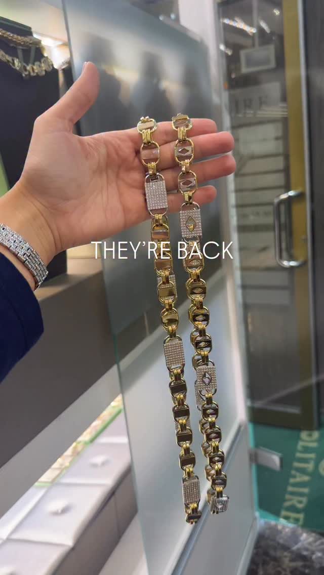 Left or right?! Available in shop. Dm for info
#herenketting #magnum #plattemagnum #mannenkettingen #antwerpen #antwerpshopping #herenjuwelen #luxuryshoppingantwerp