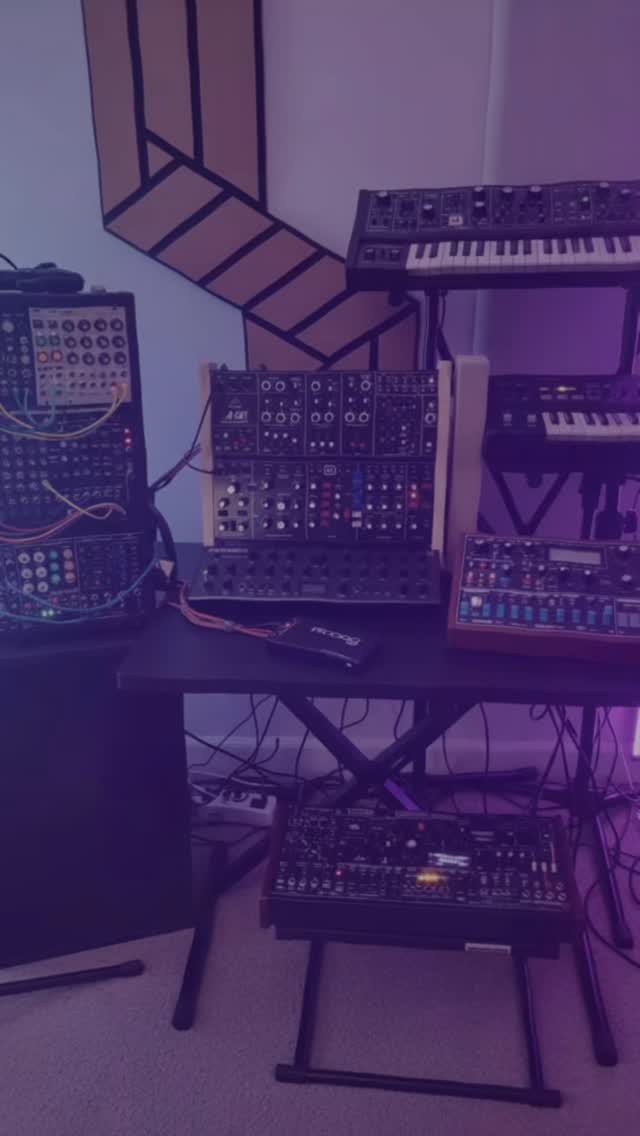 🎛️✨ Hoy dejamos que los sintetizadores hablen por sí solos.
Capas de sonido, atmósferas que elevan, texturas que transforman una idea en un viaje sonoro.
En Sahasrara – Producción Musical Consciente te acompañamos en todo el proceso:
🔹 Producción musical desde cero o desde tu idea inicial
🔹 Ghost Production con sello propio y un sonido profesional
🔹 Mezcla, mastering y distribución
Tu música merece expandirse con calidad y alma. 🚀🎶
👉 Escríbenos y llevamos tu proyecto al siguiente nivel.
#SahasraraVibes #SahasraraFrequencies #HealingSahasrara #MusicProduction #GhostProduction #AbletonLive #ElectronicMusic