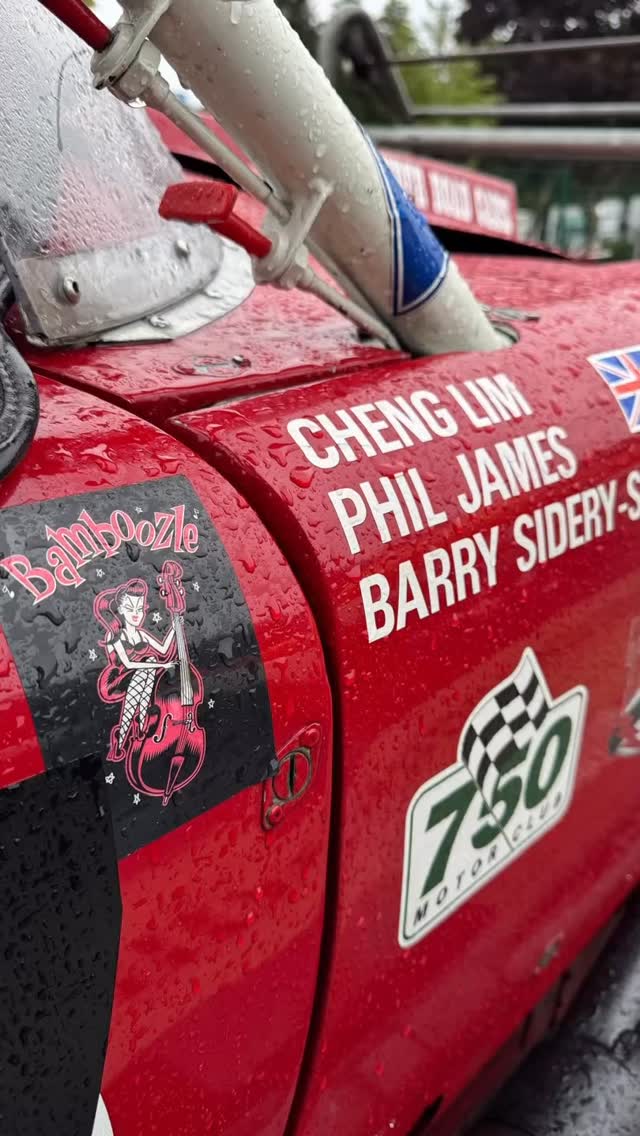 This little pixies travelled far, 4 years and counting. This weekend, it’s @circuit_spa_francorchamps !
@bamboozlehq 🧡🖤 @_boss66_
#classiccar #racing #thebasspixie