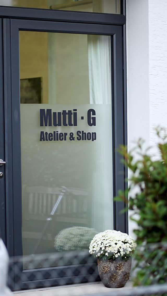 🎨 Art&Ton Kids Art Club war mal wieder ein voller Erfolg!
Unsere kleinen Künstler*innen haben gezaubert, gemalt und gestaunt! Mit ganz viel Kreativität und Herz. 💫
Schaut euch das Video an und lasst euch von der Magie der bunten Ideen verzaubern.
Wir können es kaum erwarten, die fertigen Werke und die strahlenden Kindergesichter zu sehen! 🥰
✨ Der nächste Kids Art Club Event findet am 29.10.25 statt!
Wir freuen uns schon riesig!
📹 @am.eqreative ♥️
📍 @mutti_gabrielle 🎨
#artundton #kidsart #kinderkunst #buntewelt #keramikkunst #keramikevent #kunstundgenuss #creativity #creativevibes #ceramicart #paintingparty #paintingevents #kunstliebe #kreativität #funevents #community #artevent #diy #kunstmachen #instaart #instalover