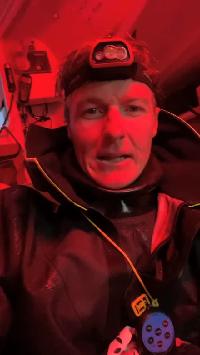 Le corps des marins est mis à rude épreuve 🥴
Au près, peu de sommeil, beaucoup de vagues. En ce troisième jour de mer, les marins essaient de dormir, mais ce n’est toujours pas facile.
🎥 @nefsea_prod
#LaSolitaire