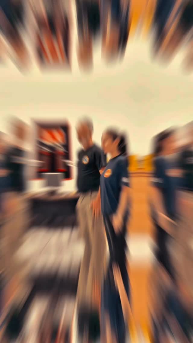 Você tem um sonho de se tornar Bombeiro(a) Profissional Civil?
Conte conosco para transformar o seu sonho em realidade! 🤝🏻
Somos uma Escola de Bombeiro Civil e Centro Operacional de Treinamentos Especializados do Vale do Paraíba e Região, situada em São José dos Campos/SP. Homologada e credenciada pelo Corpo de Bombeiros da Polícia Militar do Estado de São Paulo.
Apresentamos à você alguns dos nossos Cursos e Treinamentos:
- Bombeiro Civil (Formação e Reciclagem).
- APH (Atendimento Pré-Hospitalar) e em Combate.
- Primeiros Socorros.
- Resgate (Altura, Espaço Confinado…).
- Libras.
- NR’s (Normas Regulamentadoras): NR 23 - Brigada de Incêndio, NR 33 - Espaço Confinado, NR 35 - Trabalho em Altura...
- E muito mais!
Trabalhamos também com Assessorias e Treinamentos voltados à Empresas, capacitando seus colaboradores com segurança e excelência! 😊
Contamos com uma ótima estrutura e profissionais com muita experiência, credenciados, altamente capacitados e qualificados para lhe atender da melhor forma possível!
Por isso estamos empenhados em formar excelentes profissionais prontos para o mercado de trabalho.
Nossa maior motivação é saber que podemos mudar vidas e construir sonhos, dando sempre o nosso melhor à VOCÊ!
Da uma conferida lá na nossa agenda de cursos e treinamentos pelo link da bio e garanta já a sua vaga para as próximas turmas. Não perca!
Entre em contato conosco para maiores informações e venha nos conhecer, será um enorme prazer em recebê-lo(a)! ❤️
Para maiores informações:
📞 (12) 98136-0655 (WhatsApp)
📭 contato@guardioesdofogo.com.br
🏠 www.guardioesdofogo.com.br
📍Rua Sebastião Humel, 412, 2 Andar - Centro - São José dos Campos/SP
C.O.T.E - Guardiões do Fogo,
“Lutando pelo sua vida e seu futuro.”
#bombeirocivil #aph #primeirossocorros #normasregulamentadoras #brigadadeincêndio #cursos #treinamentos #segurançadotrabalho #sãojosédoscampos